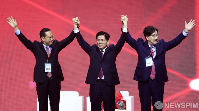 [고양=뉴스핌] 최지환 기자 = 국민의힘 대선후보로 선출된 김문수 후보가 3일 오후 경기 고양시 킨텍스에서 열린 국민의힘 제5차 전당대회에서 권영세 비대위원장, 권성동 원내대표와 함께 기념촬영을 하고 있다. 2025.05.03 choipix16@newspim.com