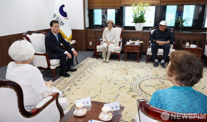 [서울=뉴스핌] 김학선 기자 = 김영호 통일부 장관이 2023년 8월 3일 통일부 청사에서 납북자·억류자·국군포로 단체장 및 가족과 면담하고 있다. 2023.08.03 yooksa@newspim.com