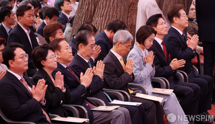 [서울=뉴스핌] 정일구 기자 = 이재명 더불어민주당 대선 후보(오른쪽부터), 김문수 국민의힘 대선 후보, 김재연 진보당 대선 후보, 권영국 정의당 대선 후보, 한덕수 무소속 대선 예비후보, 권영세 국민의힘 비상대책위원장, 김선민 조국혁신당 대표 권한대행, 천하람 개혁신당 대표 권한대행이 5일 오전 서울 종로구 조계사에서 열린 불기 2569년 부처님오신날 봉축법요식에 참석해 합장하고 있다. 2025.05.05 mironj19@newspim.com
