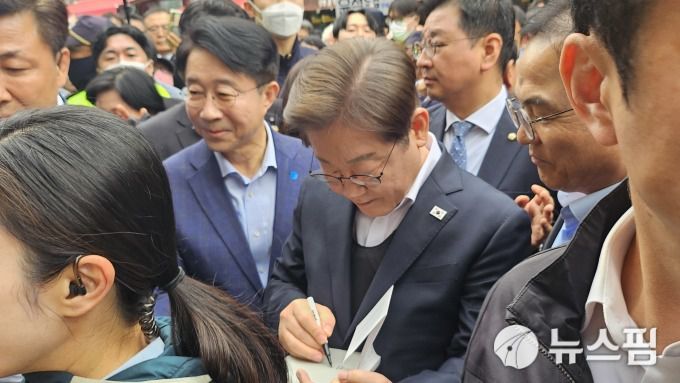 [양평=뉴스핌] 윤채영 기자 = 이재명 더불어민주당 대통령 후보가 경기 양평에서 지지자의 요청에 책에 사인을 해주는 모습. 2025.05.05 ycy1486@newspim.com