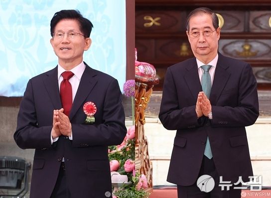 김문수 국민의힘 6·3 대통령 선거 후보(왼쪽), 한덕수 무소속 대선 예비후보가 5일 오전 서울 종로구 조계사에서 열린 불기 2569년 부처님오신날 봉축법요식에서 헌화한 뒤 합장하고 있다. [사진=뉴스핌 DB]