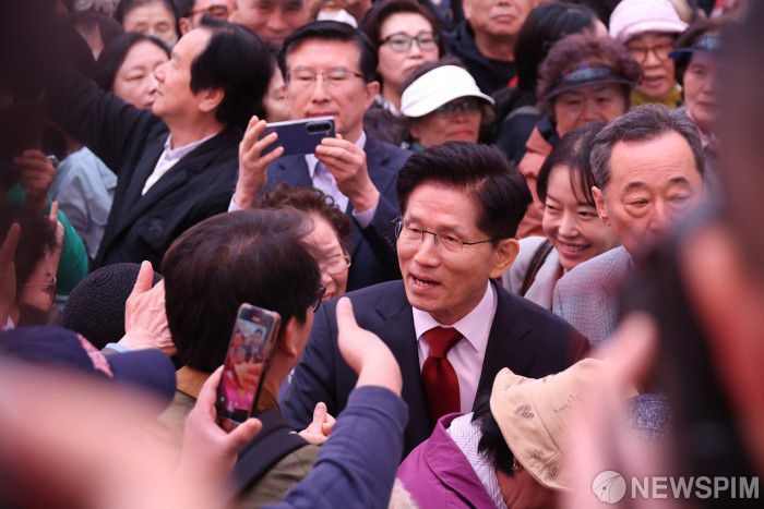 [서울=뉴스핌] 정일구 기자 = 김문수 국민의힘 대선 후보가 5일 오전 서울 종로구 조계사에서 열린 불기 2569년 부처님오신날 봉축법요식에서 퇴장하며 인사하고 있다. 2025.05.05 mironj19@newspim.com