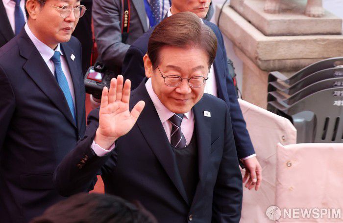 [서울=뉴스핌] 정일구 기자 = 이재명 더불어민주당 대선 후보가 5일 오전 서울 종로구 조계사에서 열린 불기 2569년 부처님오신날 봉축법요식에서 퇴장하며 인사하고 있다. 2025.05.05 mironj19@newspim.com