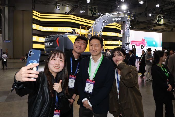 2025서울모빌리티쇼 HD현대관을 방문한 HD현대 정기선 수석부회장이 직원들과 기념사진을 촬영하고 있다. [사진=HD현대사이트솔루션]