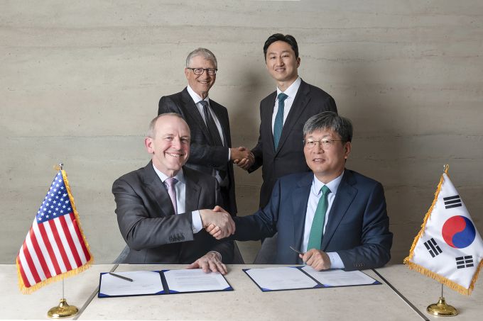 HD현대가 테라파워와 '나트륨 원자로의 상업화를 위한 제조 공급망 확장 전략적 협약'을 체결했다. (오른쪽부터) HD현대중공업 원광식 해양에너지사업본부장, HD현대 정기선 수석부회장, 테라파워 빌 게이츠(Bill Gates) 창업자, 크리스 르베크(Chris Levesque) 최고경영자 [사진=HD현대]