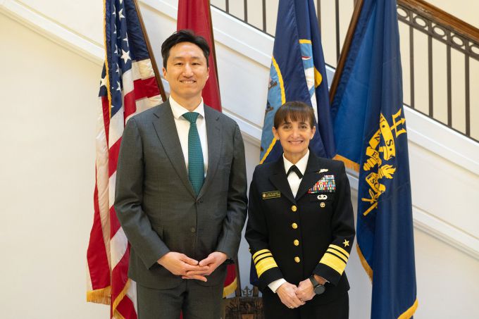 정기선 HD현대 수석부회장(왼쪽)이 미국 해군사관학교를 방문해 이벳 M. 데이비스(Yvette M. Davids) 교장(오른쪽)과 기념사진을 촬영하고 있다. [사진=HD현대]