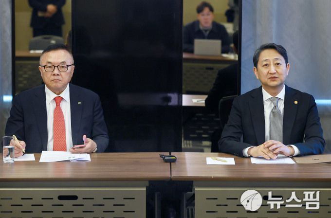 [프라하=뉴스핌] 산업부 공동취재단 = 안덕근 산업통상자원부 장관(오른쪽)과 황주호 한국수력원자력 사장이 6일(현지시각) 저녁 체코 체코 프라하에 위치한 힐튼호텔에서 기자간담회를 열고 체코 법원이 프랑스전력공사(EDF)가 제기한 가처분소송을 인용한 것과 관련 정부 입장을 밝히고 있다. 2025.05.07 dream@newspim.com