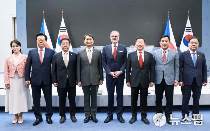 한국 정부 대표단이 7일 오후(체코 현지시각) 프라하 총리실에서 '한-체코 원전산업 협력 약정(Arrangement) 체결식'을 갖고 페트르 피알라(Petr Fiala) 체코 총리와 기념사진을 찍고 있다. 왼쪽 네번째부터 안덕근 산업통상자원부 장관, 페트르 피알라 체코 총리, 이철규 산업통상자원중소벤처기업위원회 위원장 [사진=산업통상자원부] 2025.05.08 dream@newspim.com