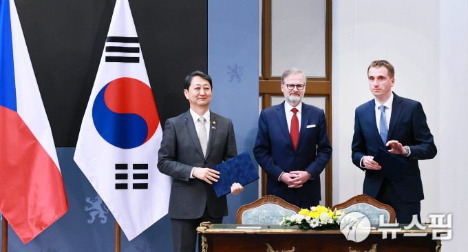 한국과 체코 양국 대표단이 7일 오후(체코 현지시각) 프라하 총리실에서 '한-체코 원전산업 협력 약정(Arrangement) 체결식'을 갖고 기념사진을 찍고 있다. 왼쪽부터 안덕근 산업통상자원부 장관, 페트르 피알라 체코 총리, 루카쉬 블첵 체코 산업통상부 장관 [사진=산업통상자원부] 2025.05.08 dream@newspim.com