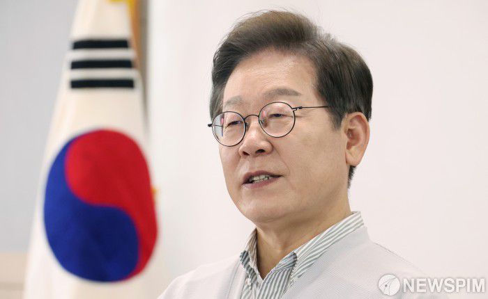 [익산=뉴스핌] 정일구 기자 = 골목골목 경청투어에 나선 이재명 더불어민주당 대선 후보가 7일 오후 전북 익산시 대한노인회 익산시지회에서 열린 노인회 임원과의 간담회에서 인사말을 하고 있다. 2025.05.07 mironj19@newspim.com