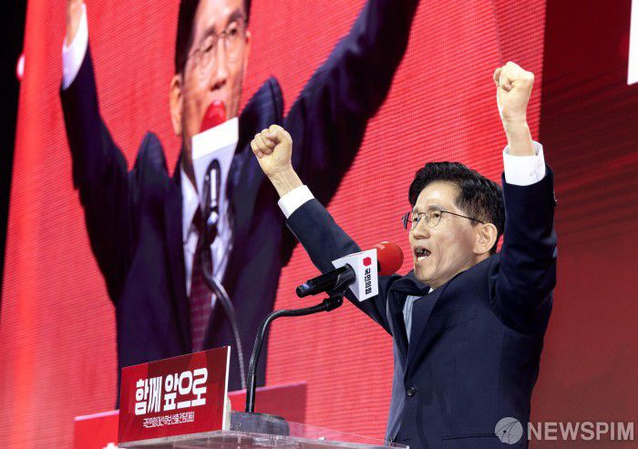 [서울=뉴스핌] 국회사진기자단 = 국민의힘 대선후보로 선출된 김문수 후보가 3일 오후 경기 고양시 킨텍스에서 열린 국민의힘 제5차 전당대회에서 수락연설을 하고 있다. 2024.05.03 photo@newspim.com