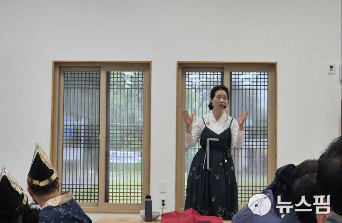 [익산=뉴스핌] 정영희 기자 = 전북 익산시 백제문화체험관에서는 사전 신청 후 백제 다도문화를 체험할 수 있다. 1일 문화해설사가 다도 문화에 대해 설명하는 모습. 2025.05.07 chulsoofriend@newspim.com