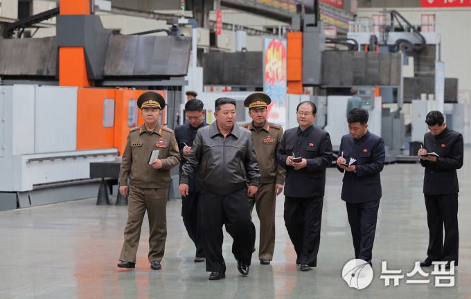 [서울=뉴스핌] 이영종 통일전문기자 = 김정은 북한 국무위원장이 제2경제위원회 산하 군수공장을 방문했다고 조선중앙통신이 7일 보도했다. 왼쪽부터 조춘룡 노동당 군수공업 담당 비서, 공장 실무관계자, 김정은, 김용환 국방과학원장, 홍영칠 당 부부장. [사진=노동신문 홈페이지] 2025.05.07 yjlee@newspim.com