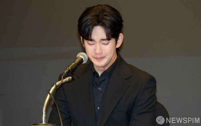 [서울=뉴스핌] 정일구 기자 = 미성년자였던 고(故) 김새론과 교제했다는 의혹을 받는 배우 김수현이 31일 오후 서울 마포구 스탠포드호텔에서 열린 긴급 기자회견에서 입장을 밝히고 있다. 2025.03.31 mironj19@newspim.com