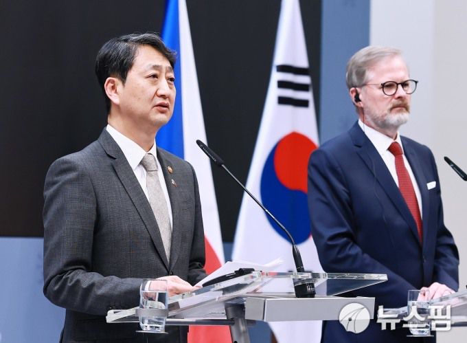 안덕근 산업통상자원부 장관(왼쪽)과 페트르 피알라(Petr Fiala) 체코 총리가 7일 오후(체코 현지시각) 프라하 총리실에서 '한-체코 원전산업 협력 약정(Arrangement) 체결식'을 갖고 향후 양국의 협력방향을 제시하고 있다. [사진=산업통상자원부] 2025.05.08 dream@newspim.com