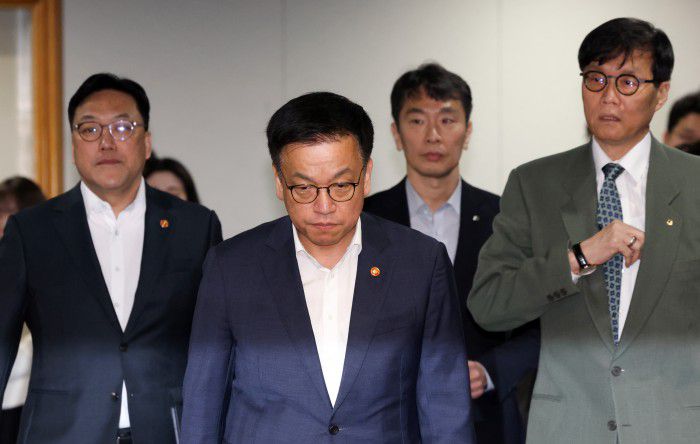 [서울=뉴스핌] 최지환 기자 = 최상목 부총리 겸 기획재정부 장관이 3일 오전 서울 중구 은행회관에서 열린 거시경제금융현안간담회에 입장하고 있다. 왼쪽부터 김병환 금융위원장, 최 부총리, 이복현 금융감독원장, 이창용 한은 총재. 2025.04.03 choipix16@newspim.com