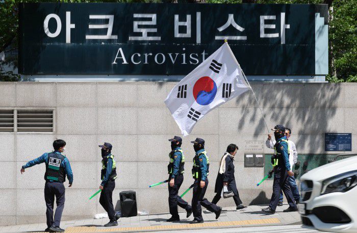 [서울=뉴스핌] 김학선 기자 = 검찰이 30일 '건진법사' 전성배 씨의 청탁금지법 위반 혐의와 관련해 윤석열 전 대통령의 서초동 사저 압수수색에 들어갔다. 이날 오후 서울 서초구 아크로비스타 앞에서 경찰이 근무를 서고 있다. 2025.04.30 yooksa@newspim.com