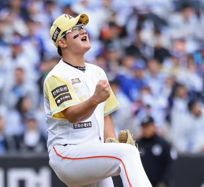 [서울=뉴스핌] 5일 대전 삼성과의 경기에서 9회 마무리 투수로 등판한 김서현(한화)이 세이브를 거둔 뒤 기뻐하고 있다. [사진=한화] 2025.05.05 wcn05002@newspim.com