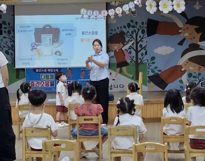 지난해 6월 관내 어린이집에서 어린이 대상 층간소음 예방교육이 진행되고 있다. [사진=광명시]