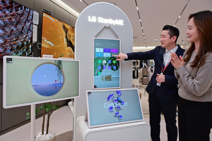 LG전자 베스트샵에서 뛰어난 이동성과 편리한 사용성을 더욱 강화한 스탠바이미 2의 다양한 활용씬을 체험해 보고 있는 모습. [사진=LG전자]