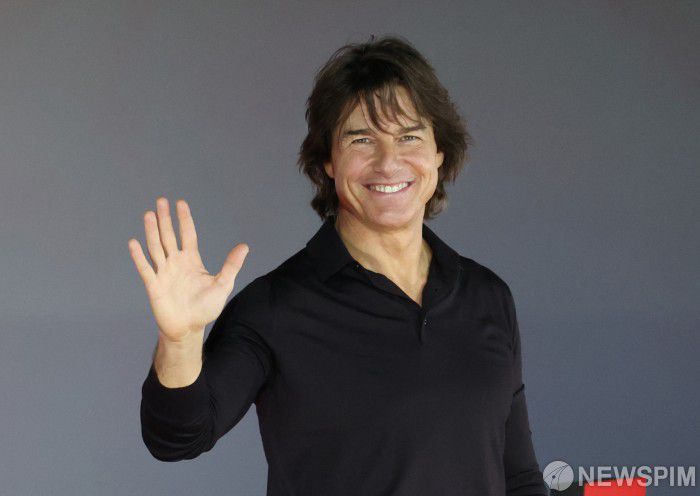 [서울=뉴스핌] 이호형 기자 = 할리우드 톱스타 톰 크루즈가 8일 오후 서울 송파구 롯데시네마 월드타워에서 열린 영화 '미션 임파서블: 파이널 레코닝' 기자간담회에서 포즈를 취하고 있다.  2025.05.08 leemario@newspim.com