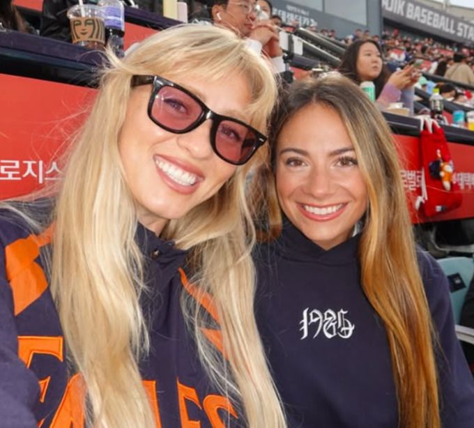[서울=뉴스핌] 한화의 외국인 투수 코디 폰세의 아내인 엠마(왼쪽)와 라이언 와이스 아내인 헤일리 브룩이 직관한 뒤 사진을 찍었다. [사진 = 헤일리 브룩 인스타그] 2025.04.25 wcn05002@newspim.com