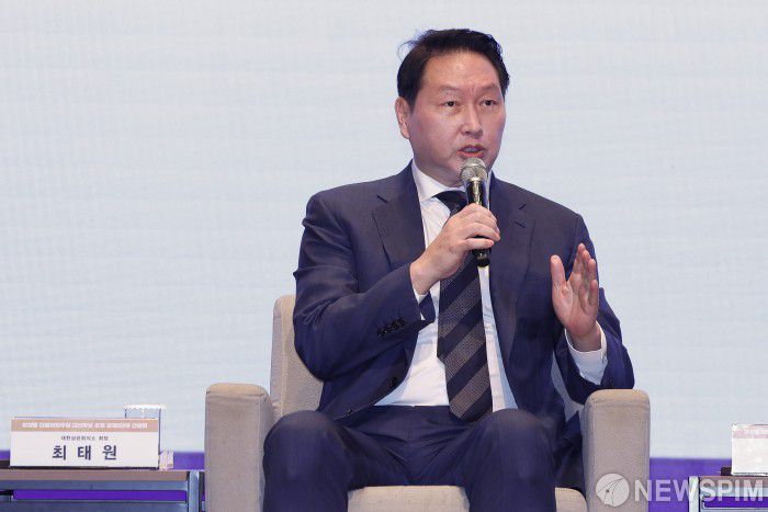 [서울=뉴스핌] 국회사진취재단 = 최태원 대한상공회의소 회장이 8일 서울 중구 대한상공회의소에서 열린 이재명 더불어민주당 대선 후보 초청 경제5단체 간담회에서 정책 제언을 하고 있다. 2025.05.08 photo@newspim.com