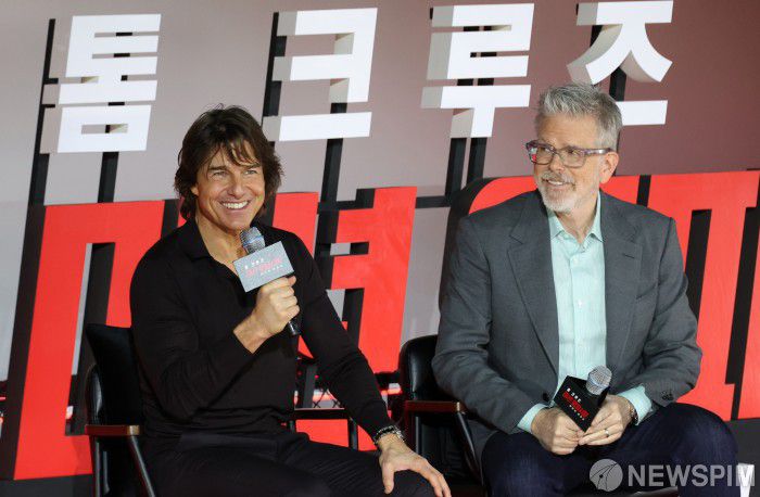 [서울=뉴스핌] 이호형 기자 = 할리우드 톱스타 톰 크루즈와 크리스토퍼 맥쿼리 감독이  8일 오후 서울 송파구 롯데시네마 월드타워에서 열린 영화 '미션 임파서블: 파이널 레코닝' 기자간담회에서 인사말을 하고 있다  2025.05.08 leemario@newspim.com