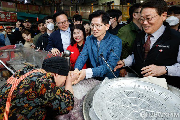 [의정부=뉴스핌] 이형석 기자 = 김문수 국민의힘 대통령 후보가 4일 오후 경기 의정부시 제일시장을 방문해 상인과 악수하고 있다. 2025.05.04 leehs@newspim.com