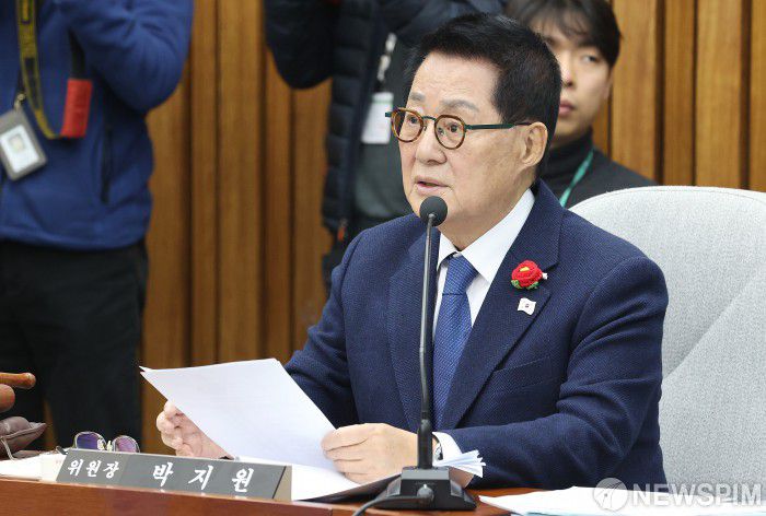 [서울=뉴스핌] 정일구 기자 = 23일 오전 서울 여의도 국회에서 열린 인사청문특별위원회의 마은혁 헌법재판관 후보자 인사청문회에서 박지원 위원장이 발언을 하고 있다. 2024.12.23 mironj19@newspim.com