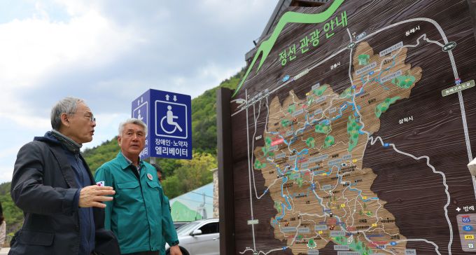 유인촌 문화체육관광부 장관이 7일 2018 평창 동계올림픽 유산인 강원도 정선 가리왕산을 방문해 현장을 둘러보고 있다. [사진=문화체육관광부]