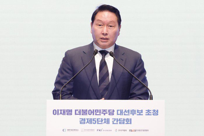 [서울=뉴스핌] 국회사진취재단 = 최태원 대한상공회의소 회장이 8일 오전 서울 중구 대한상공회의소에서 열린 이재명 더불어민주당 대선후보 초청 경제5단체 간담회에서 환영사를 하고 있다. 2025.05.08 photo@newspim.com