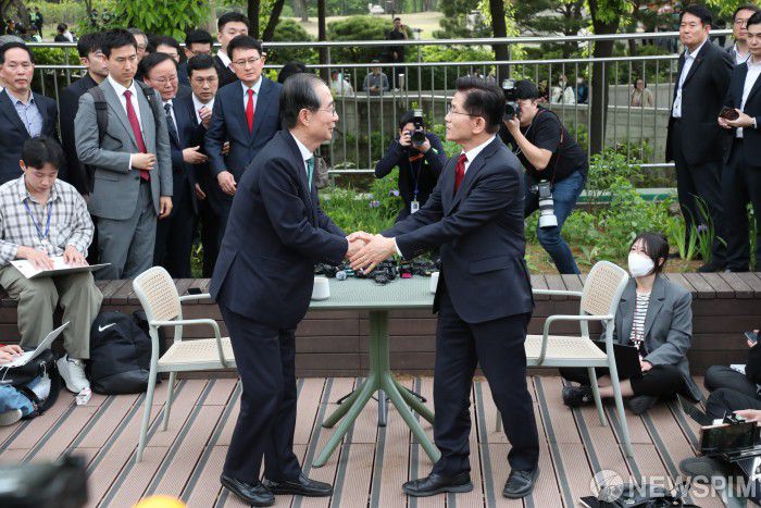 [서울=뉴스핌] 최지환 기자 = 김문수 국민의힘 대선 후보와 한덕수 무소속 대선 예비후보가 8일 국회 사랑재에서 만나 후보 단일화를 위한 2차 회동을 마친 뒤 악수하고 있다. 2025.05.08 choipix16@newspim.com