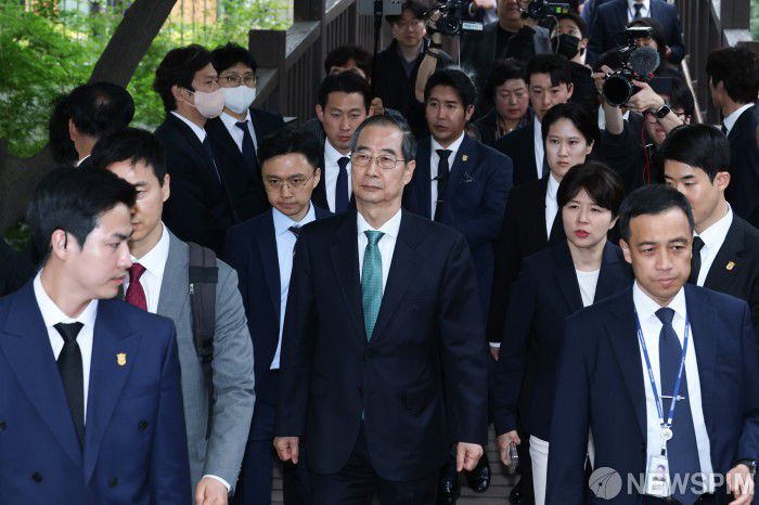 [서울=뉴스핌] 최지환 기자 = 한덕수 무소속 대선 예비후보가 8일 오후 여의도 국회 사랑재에서 열린 김문수 국민의힘 대선 후보와 단일화 관련 회동을 마치고 회동장을 나서고 있다. 2025.05.08 choipix16@newspim.com