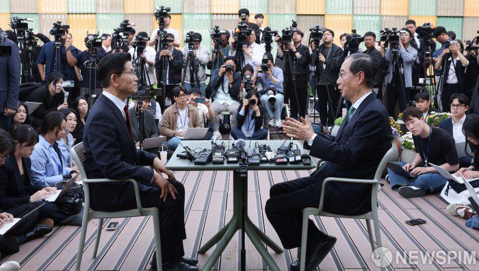 [서울=뉴스핌] 최지환 기자 =김문수 국민의힘 대선후보와 한덕수 무소속 예비후보가 8일 오후 여의도 국회 사랑재에서 단일화 관련 회동을 하고 있다. 2025.05.08 choipix16@newspim.com