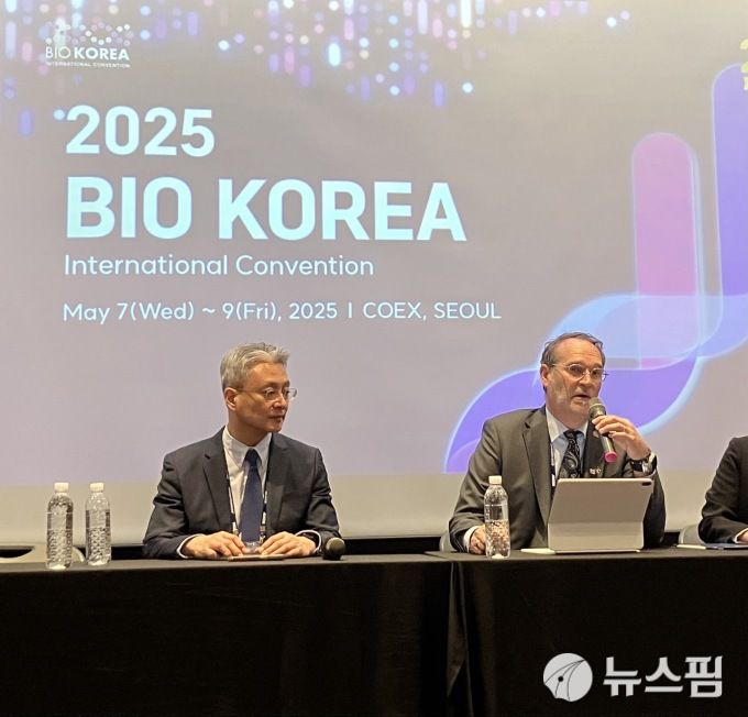 [세종=뉴스핌] 신도경 기자 =전세환 한국아스트라제네카 대표(왼쪽)과 마그네스 조르슨(Magnus Bjorsne) 아스트라제네카 바이오벤처허브 대표가 7일 서울코엑스에서 바이오 코리아 2025 취재진과 인터뷰를 하고 있다. 2025.05.07 sdk1991@newspim.com