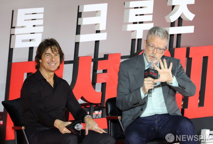 [서울=뉴스핌] 이호형 기자 = 할리우드 톱스타 톰 크루즈와 크리스토퍼 맥쿼리 감독이  8일 오후 서울 송파구 롯데시네마 월드타워에서 열린 영화 '미션 임파서블: 파이널 레코닝' 기자간담회에서 인사말을 하고 있다  2025.05.08 leemario@newspim.com