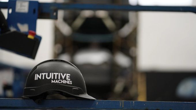 인튜이티브 머신스가 새겨진 안전모 [사진=블룸버그]