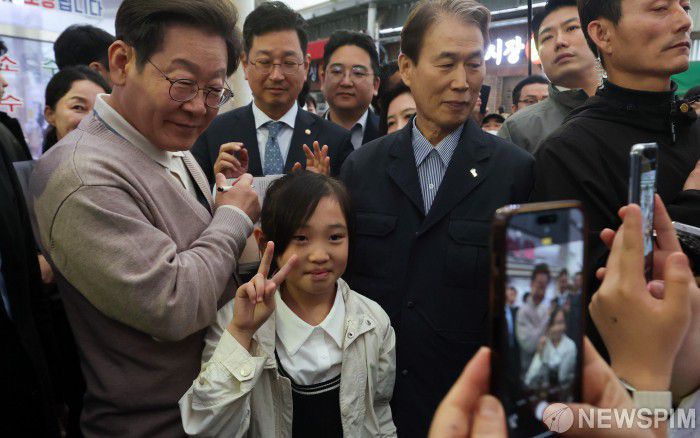 [성주=뉴스핌] 최지환 기자 = '골목골목 경청투어'에 나선 이재명 더불어민주당 대선후보가 9일 오후 경북 성주군 성주전통시장에서 한 어린이와 기념촬영을 하고 있다. 2025.05.09 choipix16@newspim.com