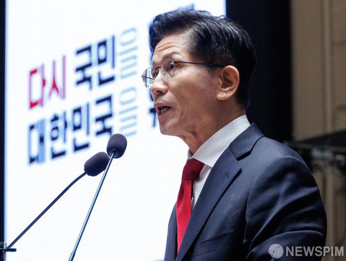 [서울=뉴스핌] 윤창빈 기자 = 김문수 국민의힘 대선 후보가 9일 오전 서울 여의도 국회에서 열린 의원총회에서 모두발언을 하고 있다. 2025.05.09 pangbin@newspim.com