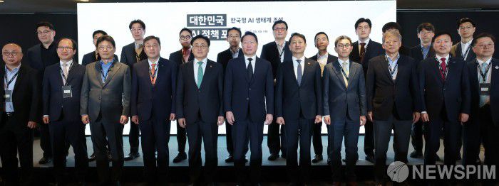 [서울=뉴스핌] 이호형 기자 = 최태원 대한상공회의소 회장(SK그룹 회장)이 9일 오후 서울 중구 롯데호텔 서울에서 열린 '대한민국 인공지능(AI) 정책포럼'에서 유상임 과학기술정보통신부 장관,안덕근 산업통상자원부 장관,염재호 국가AI위원회 부위원장(태재대 총장) 등 참석자들과 기념촬영을 하고 있다.   2025.05.09 leemario@newspim.com