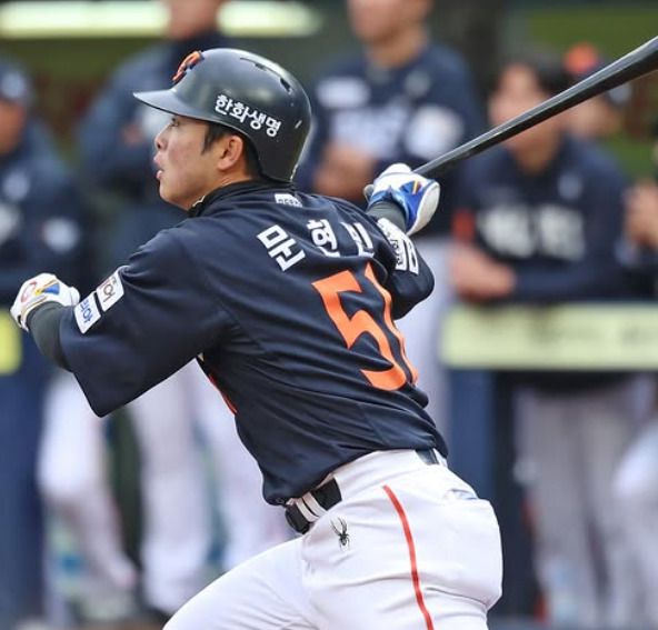 [서울=뉴스핌] 한화의 문현빈이 4월 5일 삼성과의 경기에서 9회 역전 3점 홈런을 쏘아 올렸다. [사진 = 한화] 2025.04.05 wcn05002@newspim.com