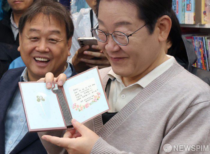 [경주=뉴스핌] 최지환 기자 = '골목골목 경청투어'에 나선 이재명 더불어민주당 대선후보가 9일 오전 경북 경주시 황남초등학교 인근 문구점을 찾아 상인에게 받은 손편지를 펼쳐 보이고 있다. 2025.05.09 choipix16@newspim.com