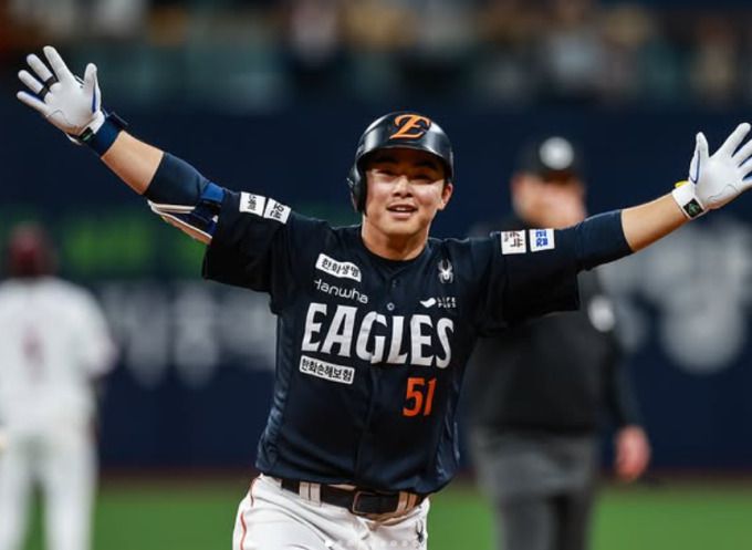 [고척=뉴스핌] 한화의 문현빈이 9회초 4-4 상황에서 1점 홈런을 쏘아 올리며 세리머니 하고 있다. [사진=한화] 2025.05.10 wcn05002@newspim.com