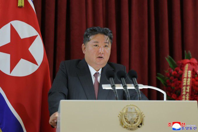 김정은 북한 국무위원장이 9일 러시아 전승절을 맞아 평양 러시아 대사관을 축하 방문해 연설하고 있다. [사진=조선중앙통신]