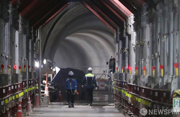 [서울=뉴스핌] 최지환 기자 = 25일 오후 서울 용산구 서울역에서 공사중인 GTX-A 5공구 현장에서 관계자들이 작업을 진행하고 있다. 2024.01.25 choipix16@newspim.com