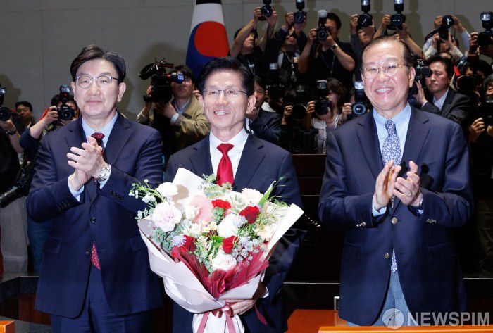 [서울=뉴스핌] 윤창빈 기자 = 김문수 국민의힘 대선 후보가 9일 오전 서울 여의도 국회에서 열린 의원총회에 참석하며 권영세 비상대책위원장, 권성동 원내대표에게 꽃다발을 받고 있다. 2025.05.09 pangbin@newspim.com