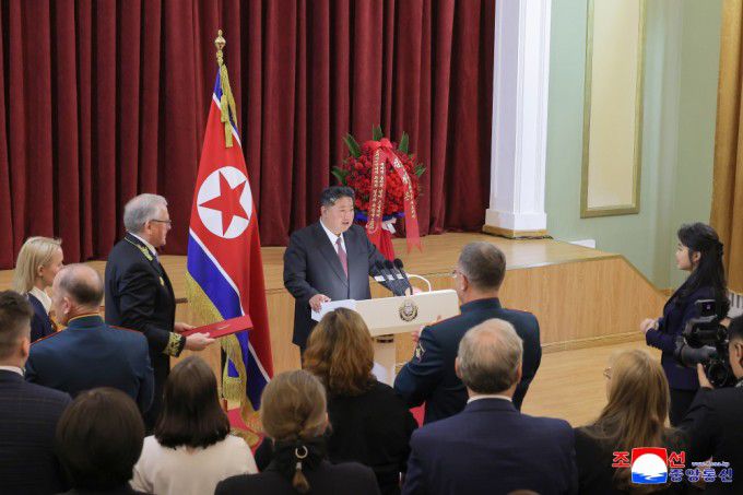 김정은 북한 국무위원장이 9일 러시아 전승절을 맞아 평양 러시아 대사관을 축하 방문해 연설하고 있다. [사진=조선중앙통신]
