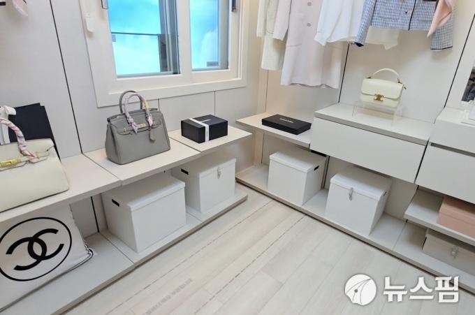 [서울=뉴스핌] 송현도 기자 = 고척 푸르지오 힐스테이트 전용 59B의 드레스룸. 안방에 인접해 활용 가치가 높다. 2025.05.09 dosong@newspim.com