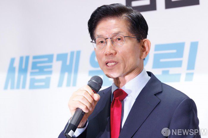 [서울=뉴스핌] 윤창빈 기자 = 김문수 국민의힘 대선 후보가 10일 오전 서울 여의도 선거사무소에서 긴급 기자회견을 열고 대통령 후보 자격 박탈에 관한 입장을 밝히고 있다. 2025.05.10 pangbin@newspim.com